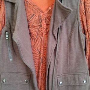 H12  Cruel 2-piece hooded brown vest and orange t-shirt set